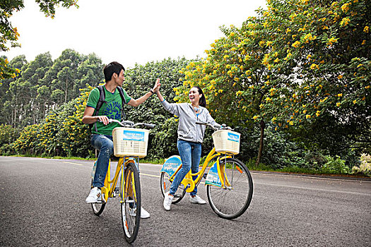 年轻大学生在校园里骑车