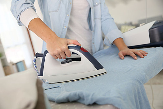 特写,女人,熨烫,衣服,熨衣板