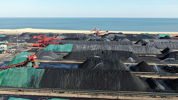山东省日照市,碧海蓝天下的煤海绵延不绝,港口煤炭运输一片繁忙