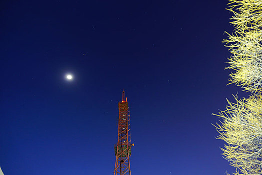 月光下的调频广播发射塔