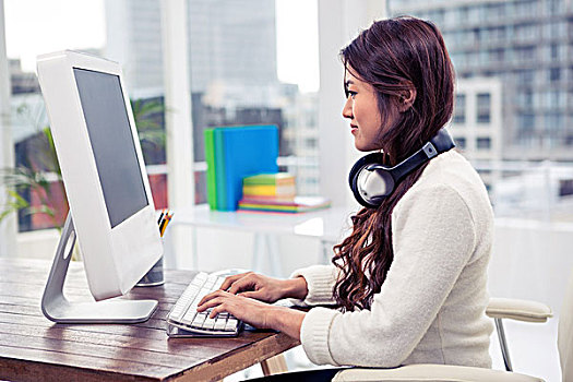 亚洲女性,用电脑,耳机,颈部,办公室