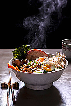 蒸汽,碗,面条汤,蘑菇,对虾,五花肉,蛋,日本