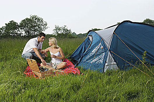 情侣,一个,男人,女人,坐,野餐,蓝色,帐蓬,露营