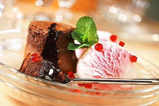 巧克力布丁,草莓冰激凌