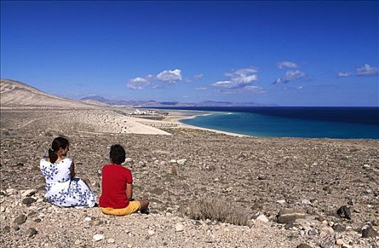 两个女人,坐,远眺,海岸,干盐湖,富埃特文图拉岛,加纳利群岛,西班牙,欧洲