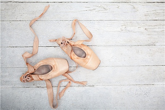 芭蕾舞鞋,木质背景