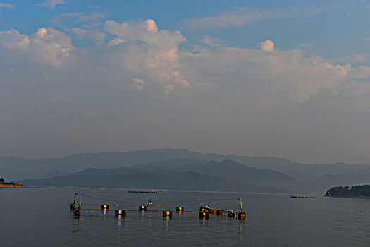 游艇,蓝天,白云,湖,岛,浪花,水痕,波纹,快艇,船,山,山脉