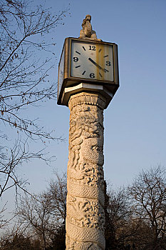龙潭湖公园盘龙柱上的钟