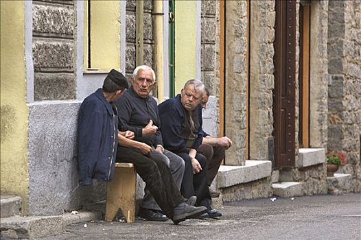 老人,交谈,坐,长椅,萨丁尼亚,意大利,欧洲