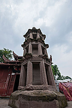 四川省安岳县孔雀洞后山顶上清代建的寺庙一唐代高台基单檐式经目石塔