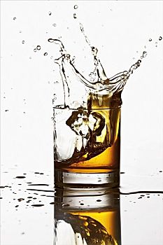 冰块,落下,玻璃杯,威士忌酒