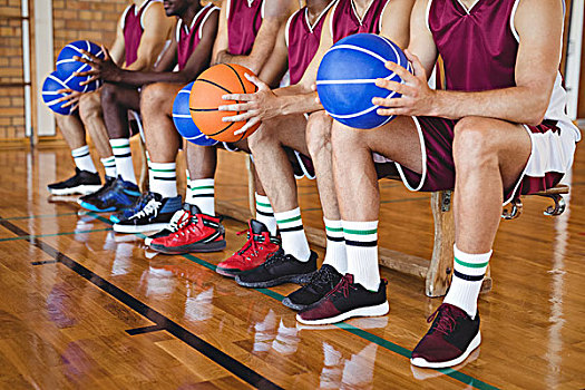 篮球手,坐,长椅,篮球,球场