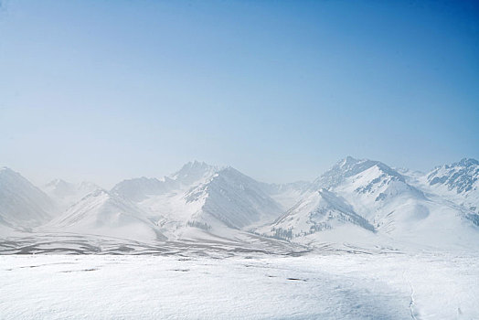 冬季草原雪山