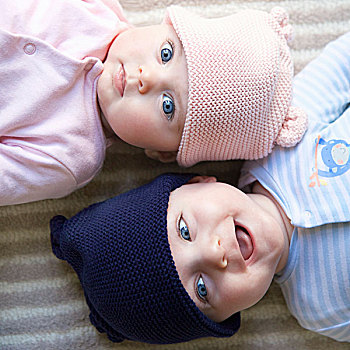 俯视图,双胞胎,婴儿,躺,面对,相对,方向