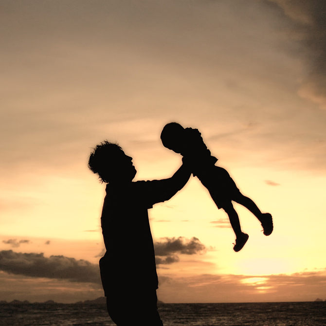 爸爸_女儿_剪影_小_女孩_海滩_高清图片_全景视觉