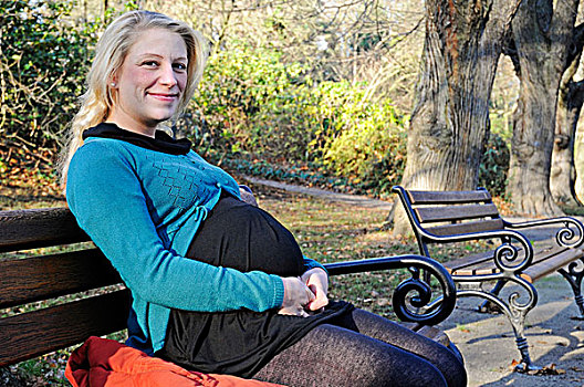 孕妇,30岁,坐,公园长椅,多特蒙德,北莱茵-威斯特伐利亚,德国,欧洲
