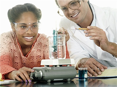 少女,15-17岁,科学,实验,书桌,教室,教师,协助,微笑