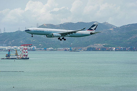 一架香港国泰航空的客机正降落在香港国际机场