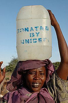 女人,纯,饮用水,联合国儿童基金会,露营,人,近郊,林羚,南方,达尔富尔,苏丹,十一月,2004年