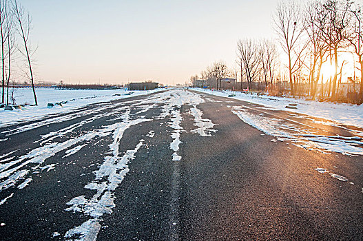 清晨积雪的道路