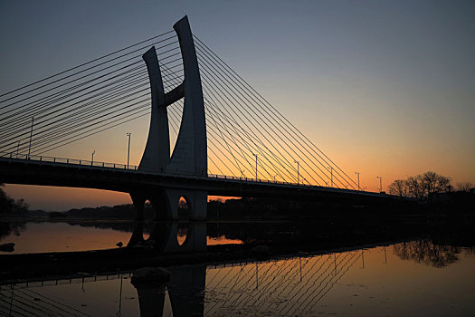 夕阳下的斜拉桥