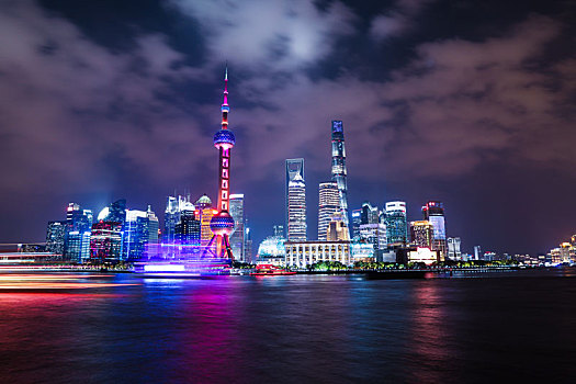 上海陆家嘴金融区城市天际线和东方明珠电视塔夜景