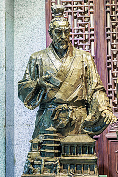 山西省临汾华门景区中国建筑和木匠鼻祖春秋时期鲁班铜塑像