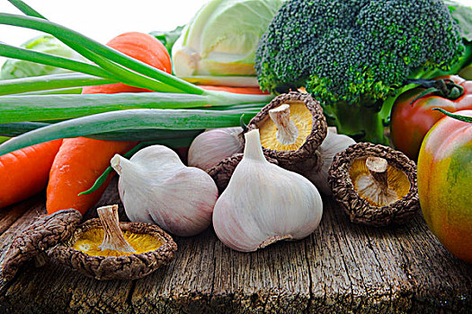 蒜與香菇,烹飪食很重要的調味料香料,香菇和蒜頭與多樣蔬菜,在原木桌上