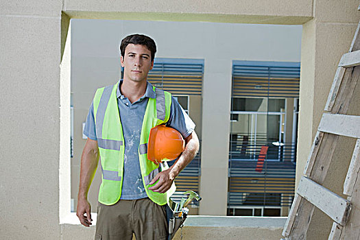 建筑工人,拿着,安全帽,手臂,看镜头