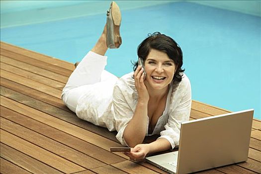 女人,斜,旁侧,游泳池,笔记本电脑,正面,上网冲浪,网恋,互联网,购买