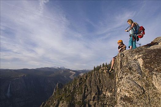 仰视,两个,女性,攀岩者,悬挂,悬崖,优胜美地国家公园,加利福尼亚,美国