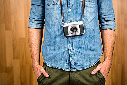 时尚人士,男人,拿着,数码相机,木质背景