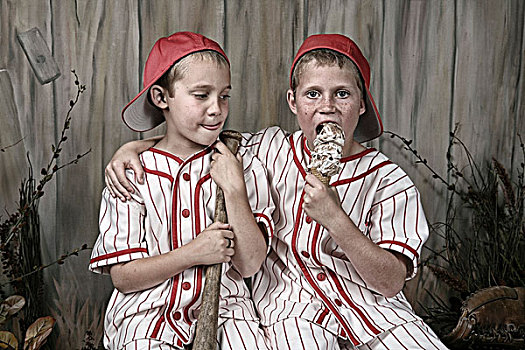 两个男孩,戴着,棒球服,一个,吃,冰淇淋蛋卷