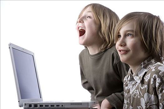 两个男孩,笑,正面,笔记本电脑