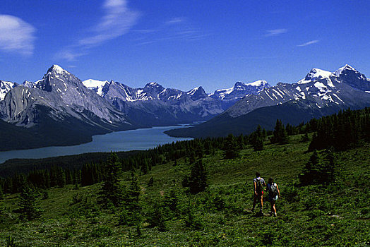 加拿大,艾伯塔省,落基山脉,碧玉国家公园,玛琳湖,远足者