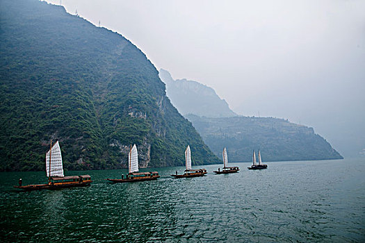 湖北巴东长江巫峡口链子溪帆船