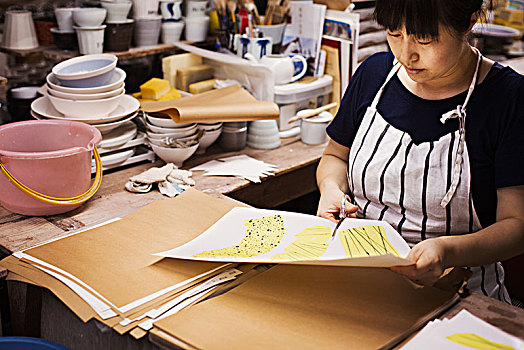 坐,女人,日本人,瓷器,工作间,切,室外,设计,图案,剪子