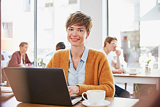 头像,微笑,职业女性,喝咖啡,工作,笔记本电脑,咖啡