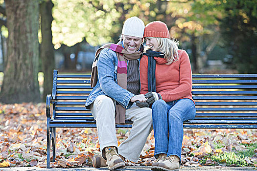 夫妇,坐,一起,公园长椅,握手,笑