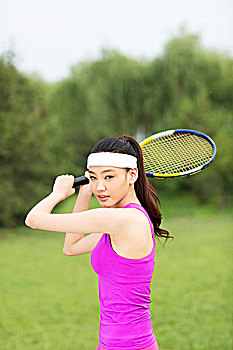 青年女性打网球