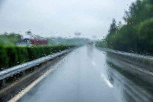 重庆至长沙在雨中g84高速公路