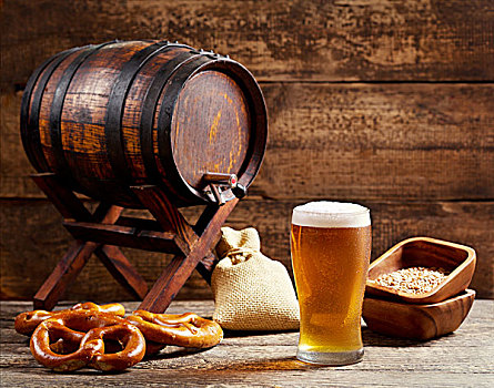 玻璃杯,啤酒,桶,木质背景