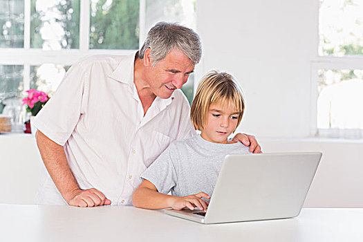爷爷,孩子,看,笔记本电脑,微笑,厨房