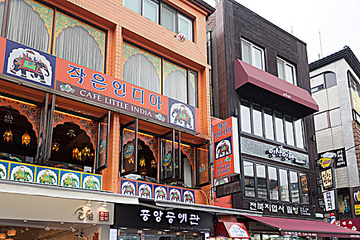 韩国首尔著名的文化时尚步行街,仁寺洞,的建筑特写