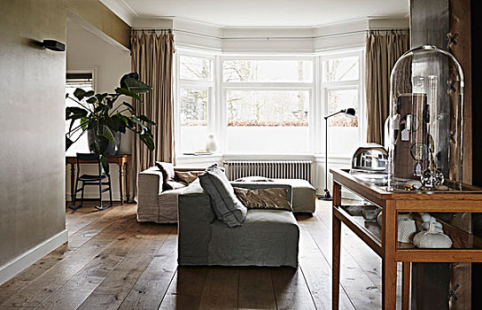 室内,温暖,灰色,木头,沙发,组合,正面,凸窗,展柜,前景