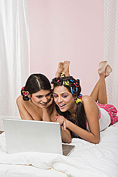 两个女人,笔记本电脑,微笑
