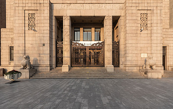 上海外滩银行大楼大门石狮子