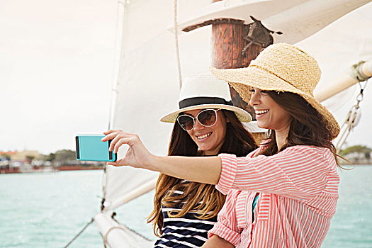 两个女人,帆船,智能手机