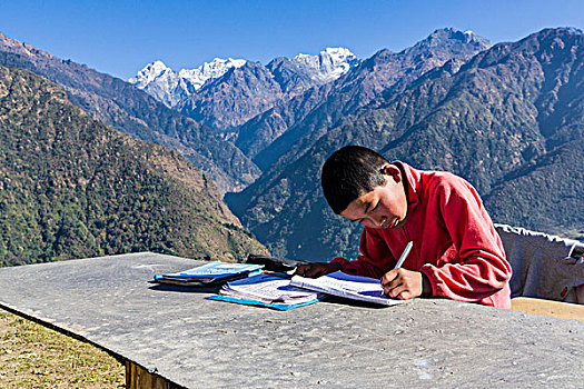 男生,家庭作业,户外,高山,远景,单独,昆布,尼泊尔,亚洲