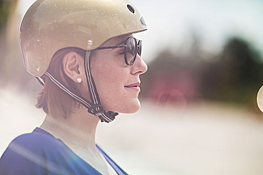 特写,中年,女人,骑车,戴着,自行车头盔,墨镜